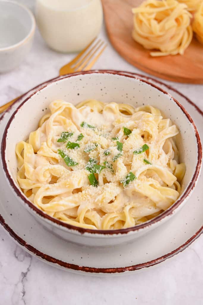 https://mattsfitchef.com/wp-content/uploads/2022/07/low-calorie-skinny-fettucine-alfredo-3-683x1024.jpg