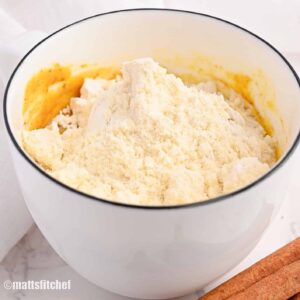 how to make macro-friendly mug cake with pumpkin