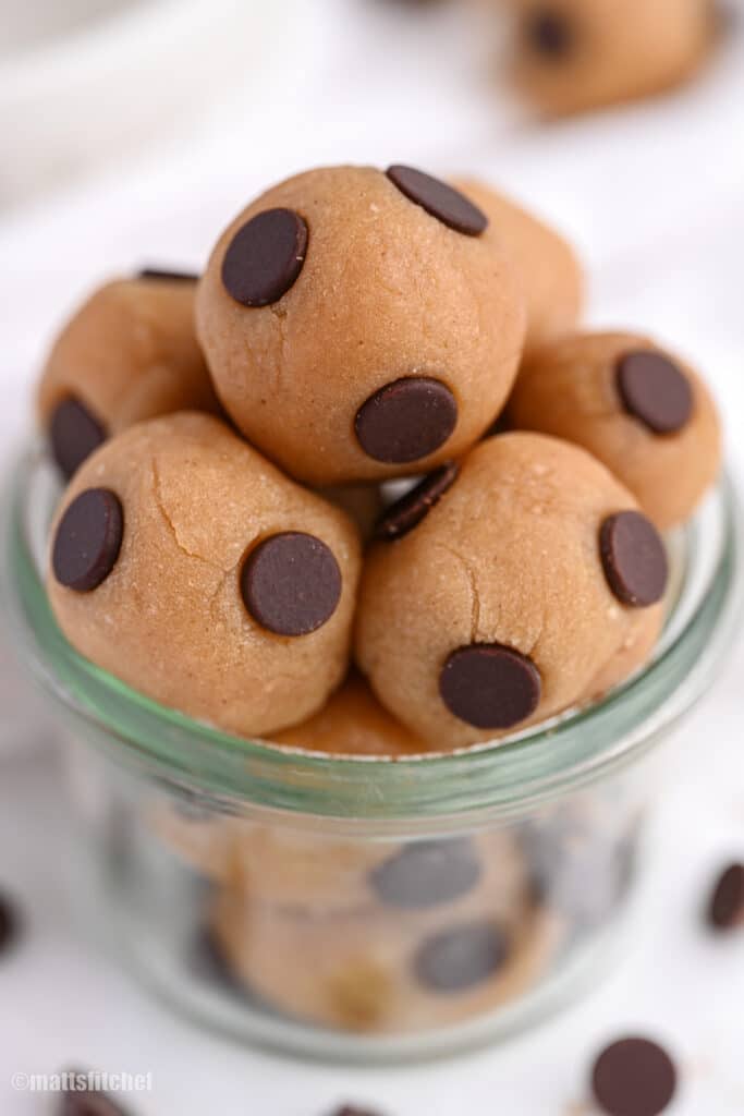 protein balls with peanut butter