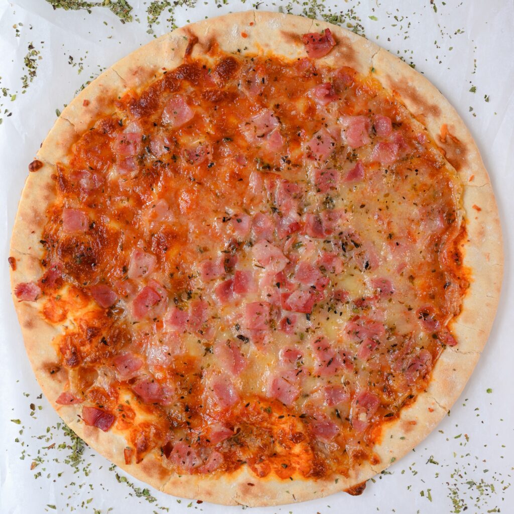 Greek yogurt pizza without yeast, with healthy low calorie toppings