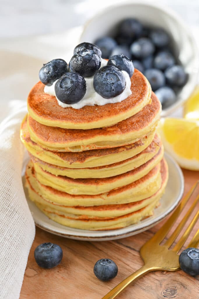 low calorie pancakes for weight loss, with blueberries and yogurt