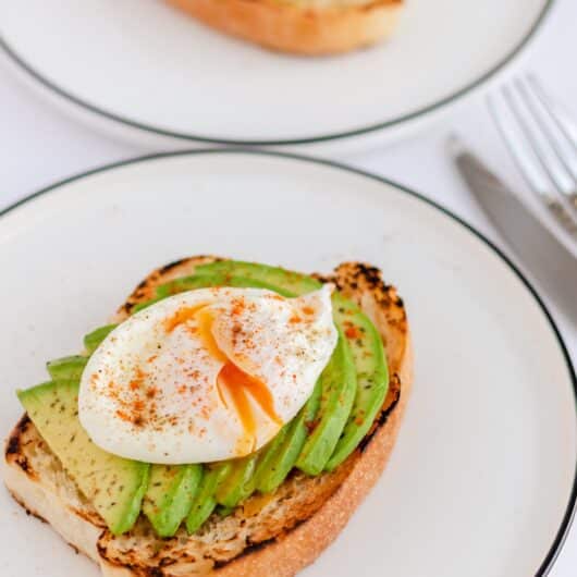 avocado toast with poached egg calories