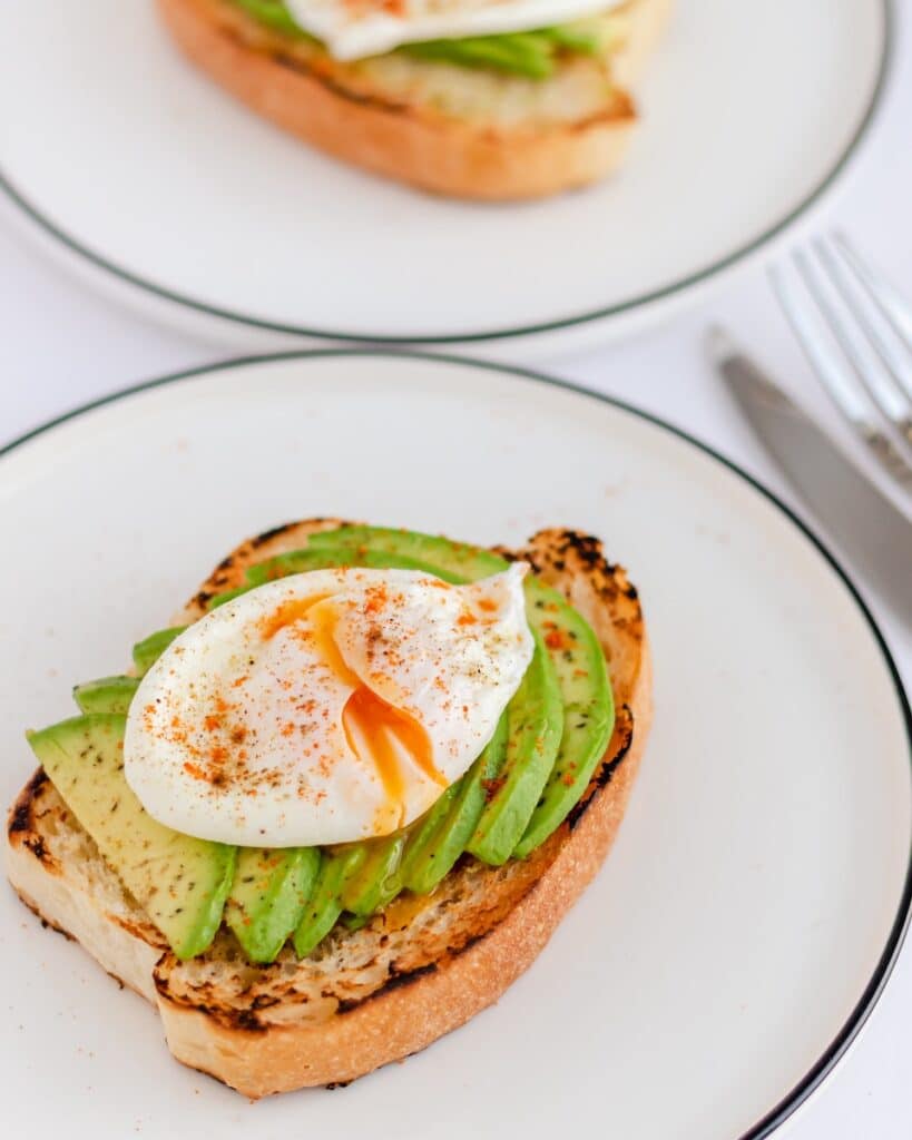 avocado toast with poached egg calories