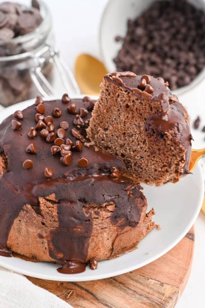 Beauty slim female body confuse chocolate cake. Woman in restaurant  achieves weight loss goal for healthy life, crazy about thinness, thin  waist, nutritionist. Diet, body shape. 26372044 Stock Photo at Vecteezy