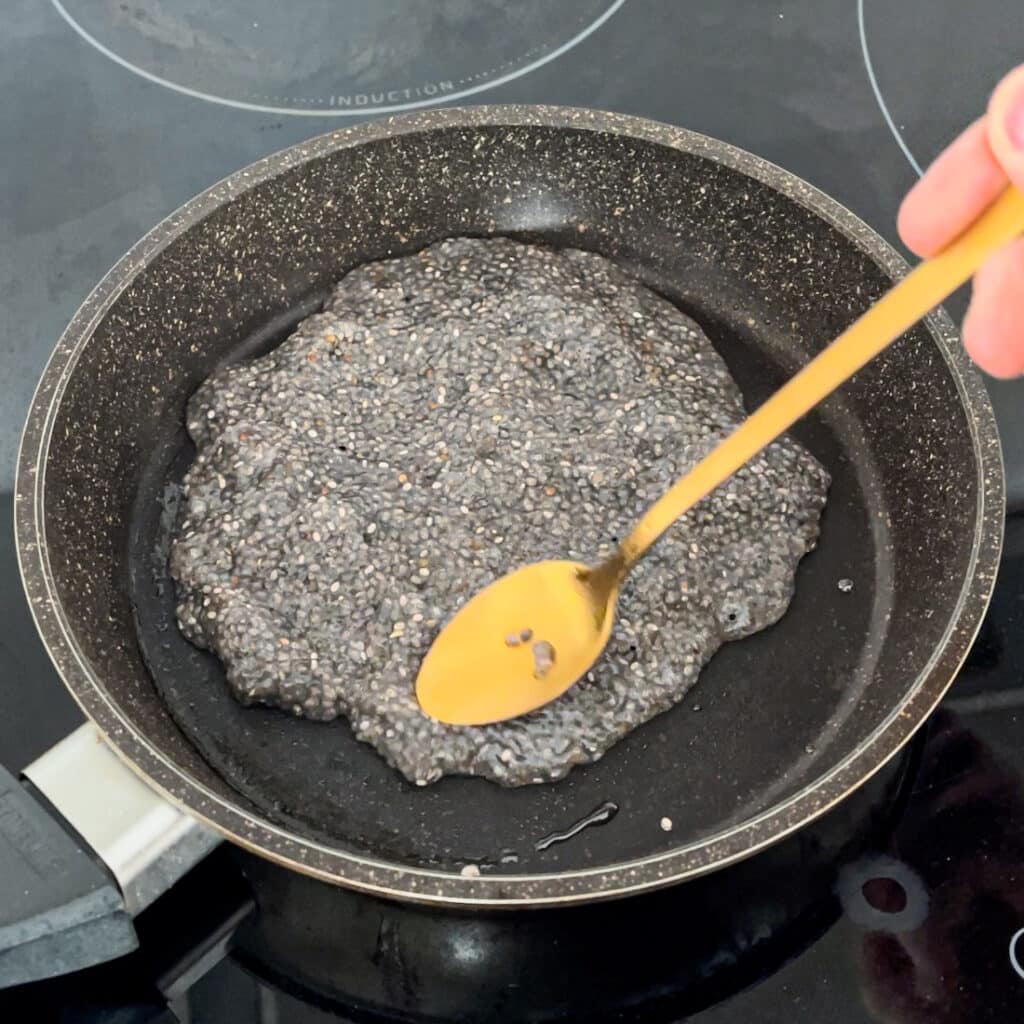 Spread chia pudding into a thin round