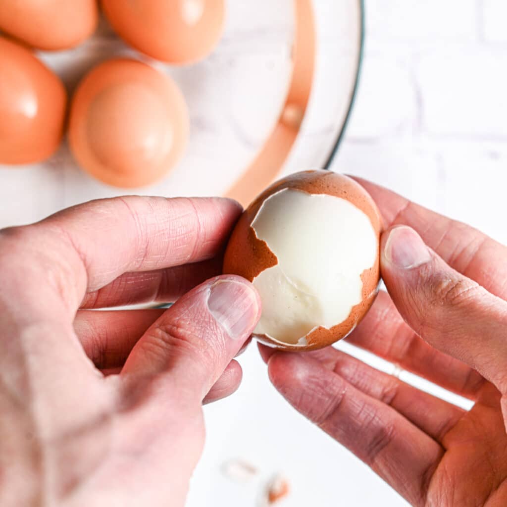 Peeling eggs from wide end with air pocket