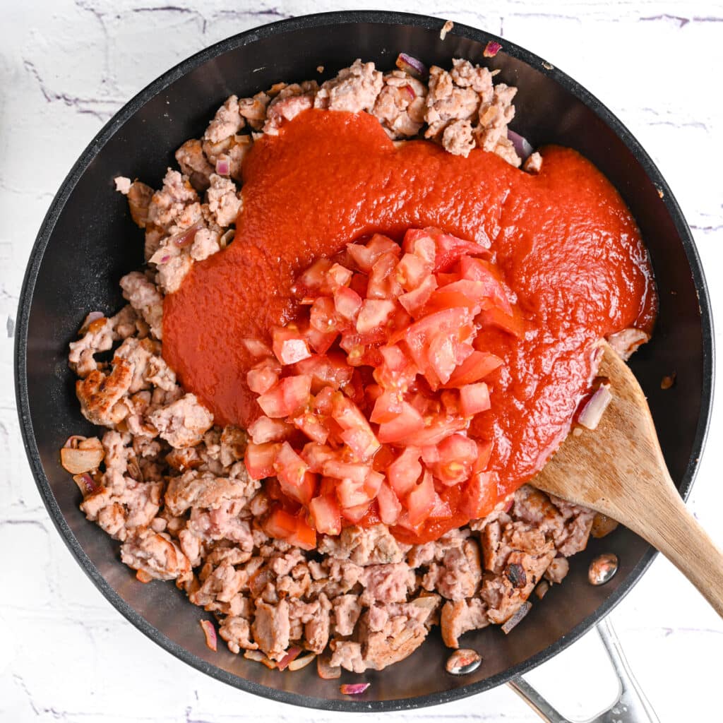 Adding tomato sauce and tomatoes to meat