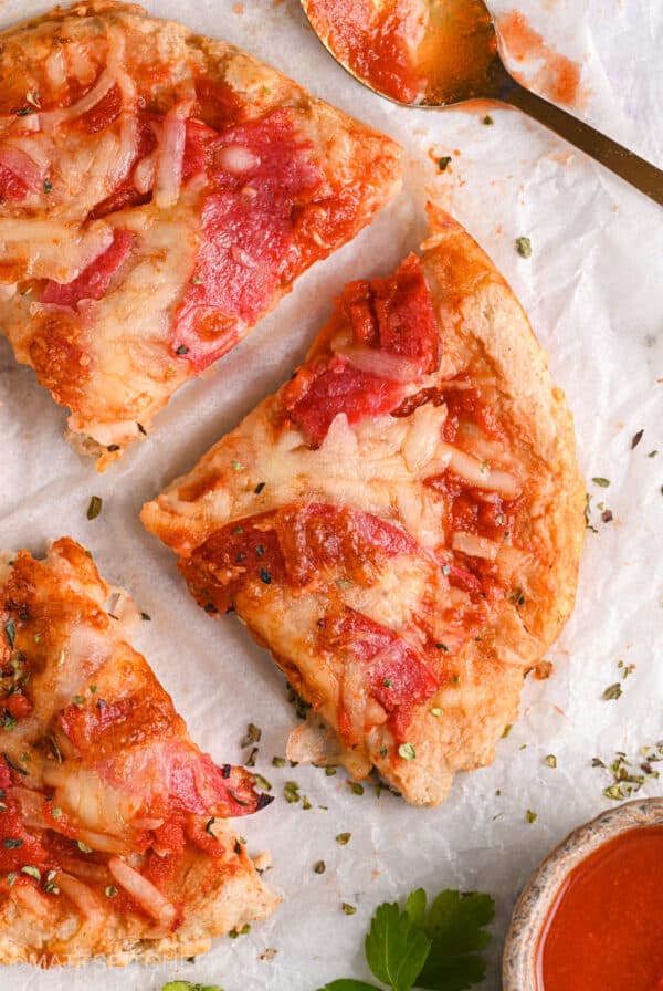 Macro shot of high-protein pizza – A crispy, golden brown cottage cheese pizza crust with gooey cheese and perfectly baked toppings.