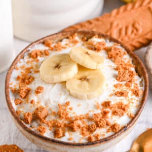 Close-up of banana and Biscoff topping on Overnight Weetabix – A zoomed-in shot of banana slices and crunchy Biscoff biscuit crumbs on creamy overnight Weetabix.