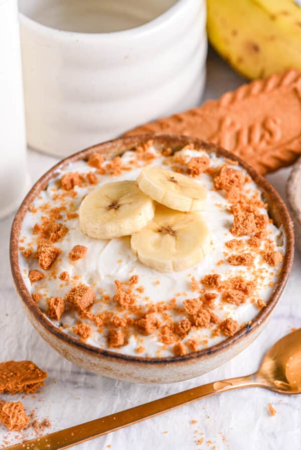 Close-up of banana and Biscoff topping on Overnight Weetabix – A zoomed-in shot of banana slices and crunchy Biscoff biscuit crumbs on creamy overnight Weetabix.