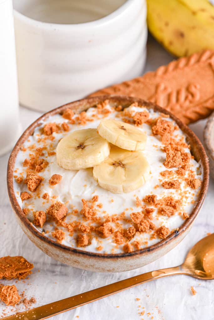 Close-up of banana and Biscoff topping on Overnight Weetabix – A zoomed-in shot of banana slices and crunchy Biscoff biscuit crumbs on creamy overnight Weetabix.