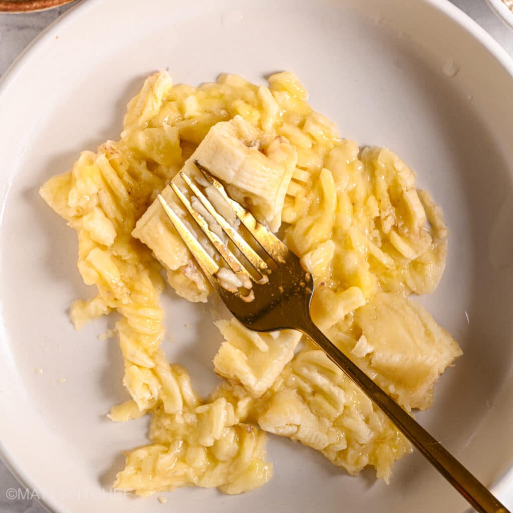 Mashing bananas with a fork for a sugar-free cake