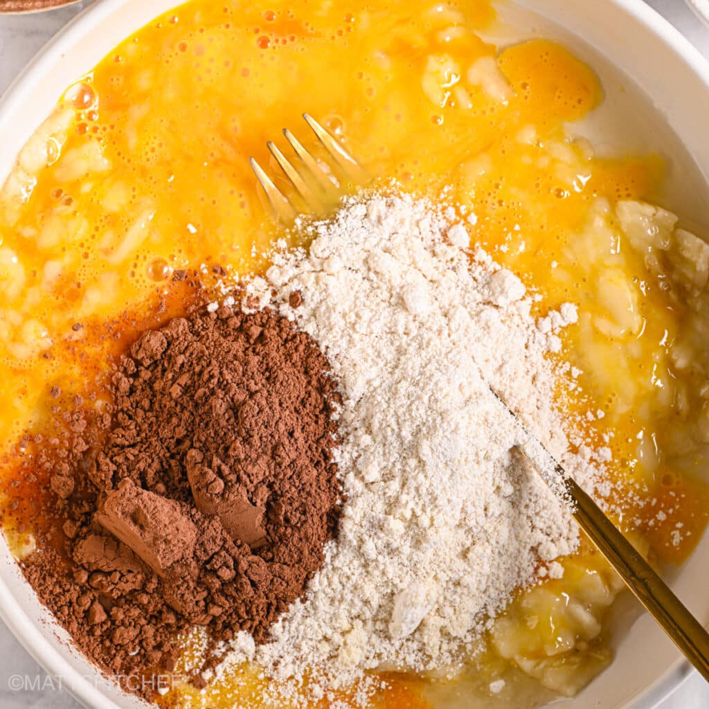 Adding cocoa powder and oat flour to the sugar-free batter