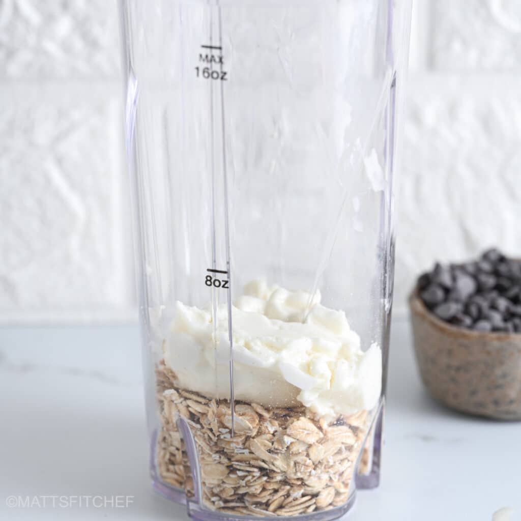 Rolled oats and Greek yogurt in a blender