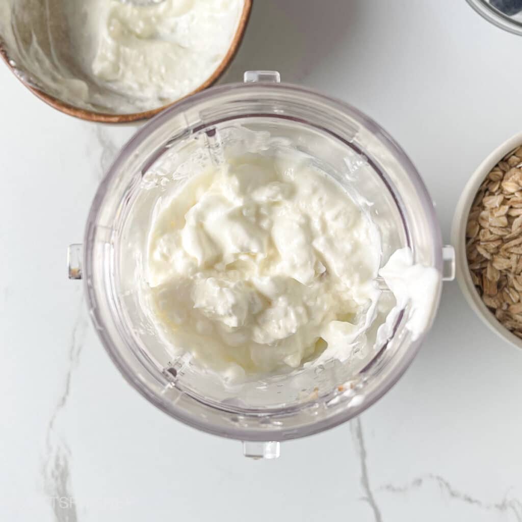 Cottage cheese with bananas and egg in a blender, for protein and texture