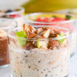 Low Calorie Overnight Oats for weight loss, topped with green apple, chopped almonds and a dash of cinnamon for a light breakfast for busy days.