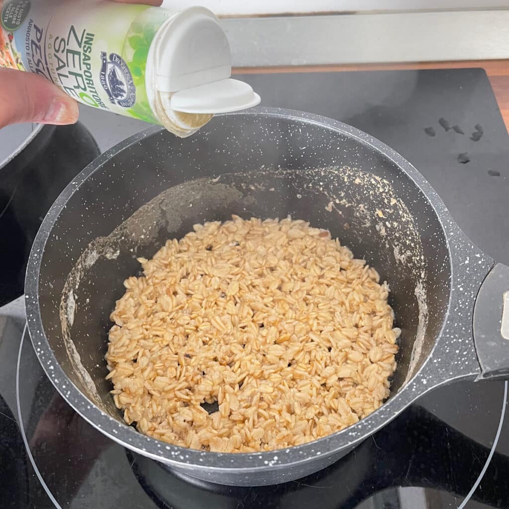Seasoning the porridge cooking in a pot with low sodium salt-free seasoning