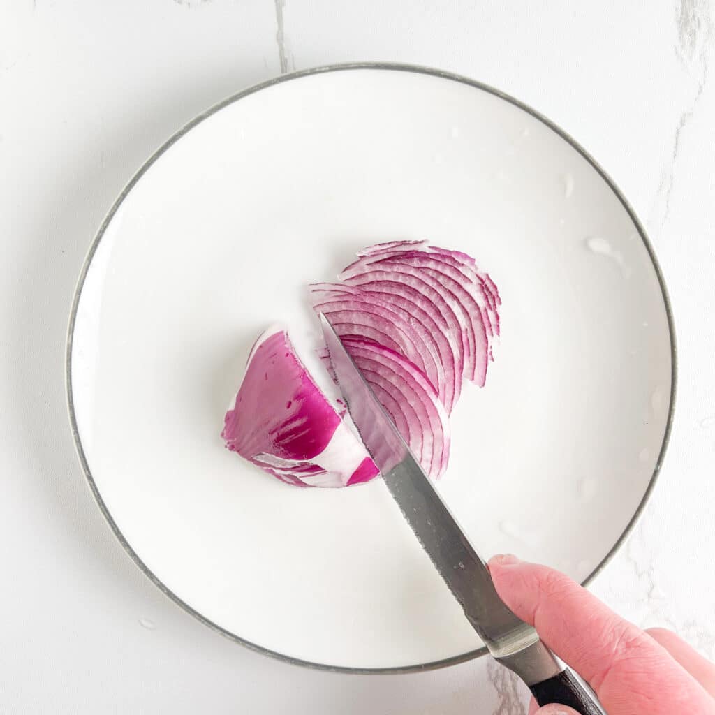 Cutting red onion in thin slices