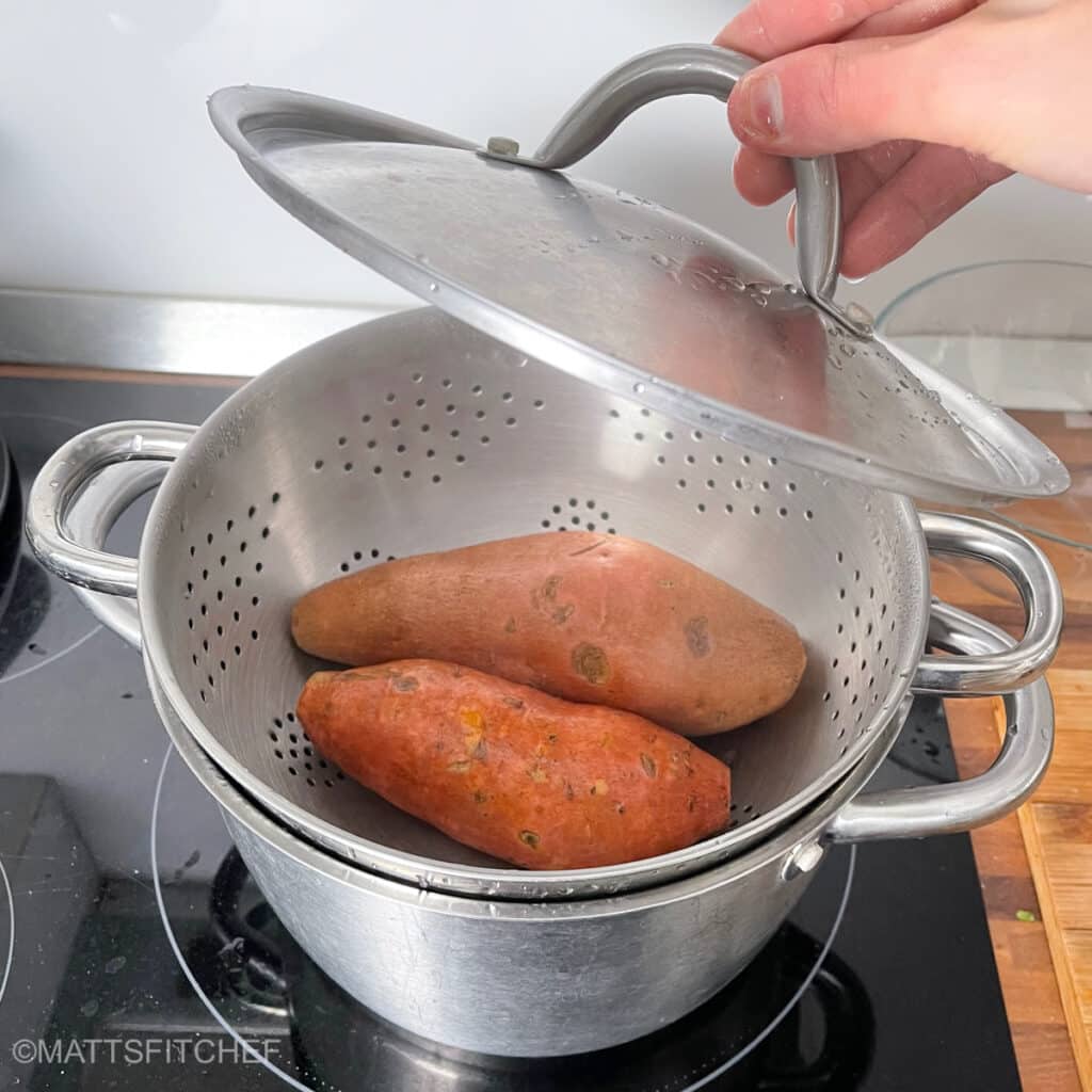 Covering the pot with steamer with a lid, for steaming